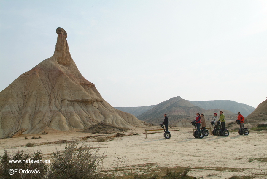 Personas disfrutando de una ruta guiada en Segway por los paisajes desérticos de las Bardenas Reales de Navarra.