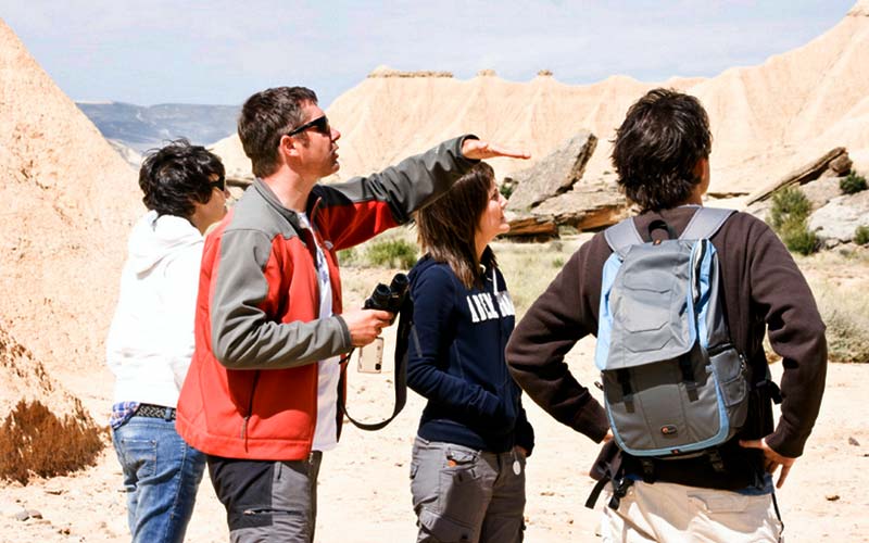 Gente explorando Bardenas Reales de Navarra