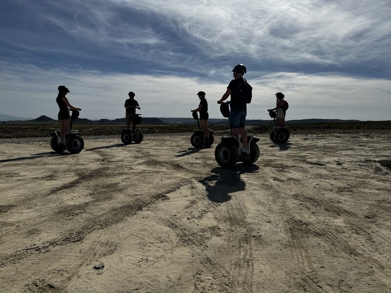 Visitantes aprendiendo qué hacer en bardenas reales durante una ruta guiada en segway por el desierto.