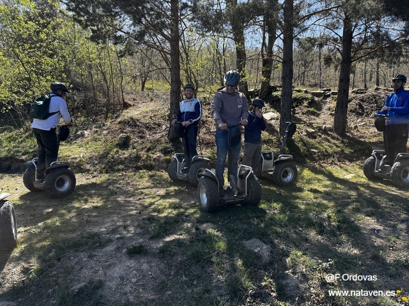 Personas disfrutando de rutas en segway por el Moncayo en un entorno de bosque natural.