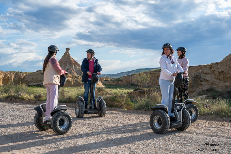Grupo de personas en una ruta guiada en Segway por las Bardenas Reales de Navarra al atardecer frente a Castildetierra.