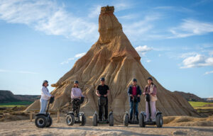 Grupo de turistas en segway recorriendo el paraje de Castildetierra en las Bardenas Reales, cerca de Tudela.