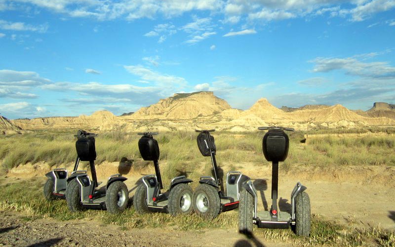 segways con paisaje de Bardenas Reales de fondo