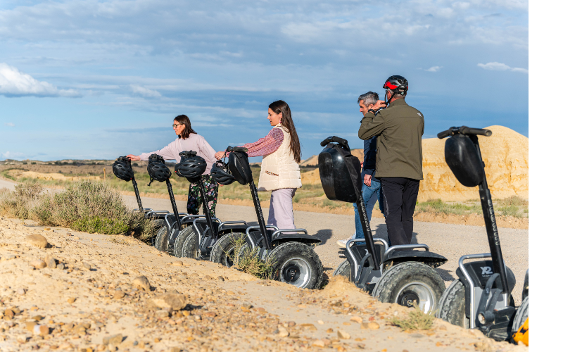 Grupo de visitantes con NATAVEN recorriendo las Bardenas Reales en Segway durante una ruta guiada sostenible en el desierto navarro.