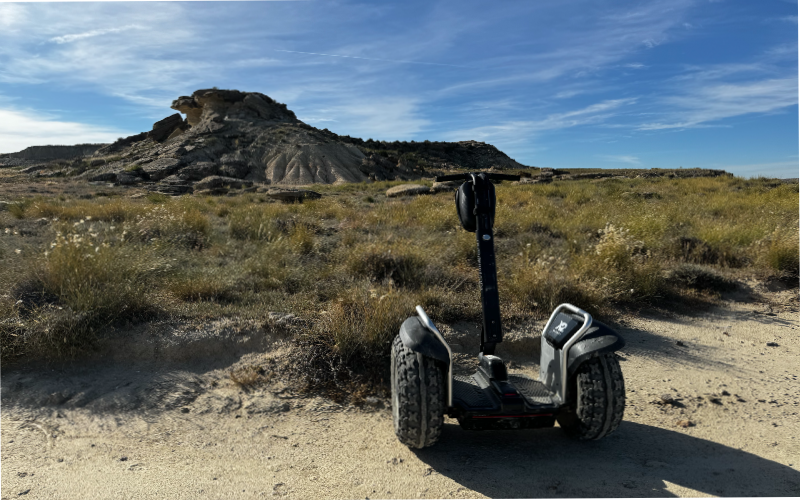 Personnes conduisant un Segway dans le désert des Bardenas lors d’une route guidée