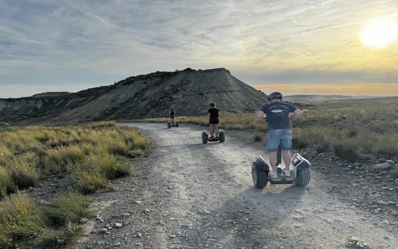 Excursions en segway dans les Bardenas Reales à travers les reliefs désertiques et les formations argileuses de Navarre.