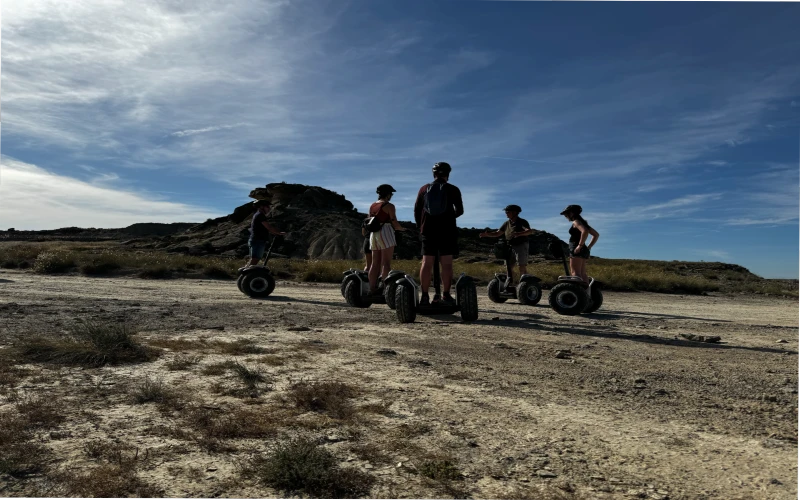 Groupe de visiteurs avec NATAVEN explorant les Bardenas Reales en Segway pendant une visite guidée durable dans le désert de Navarre.