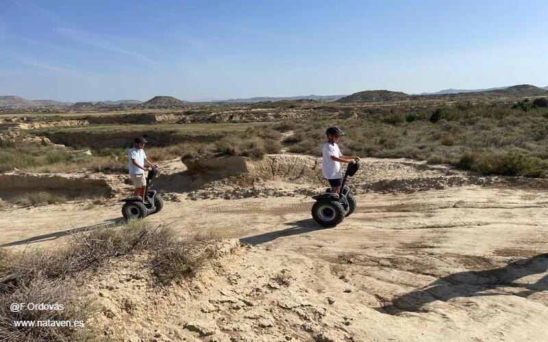 Paisaje de campos de cultivo cerealista y cabezos en las Bardenas Reales de Navarra al atardecer